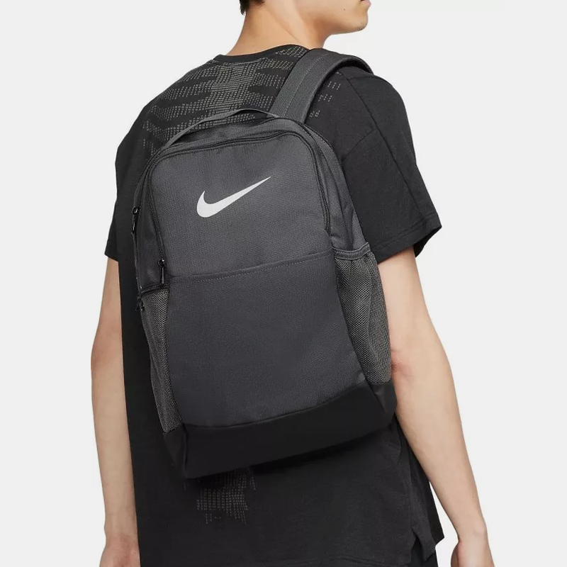 MOCHILA NIKE BRSLA M (24L) GRIS DH7709 068