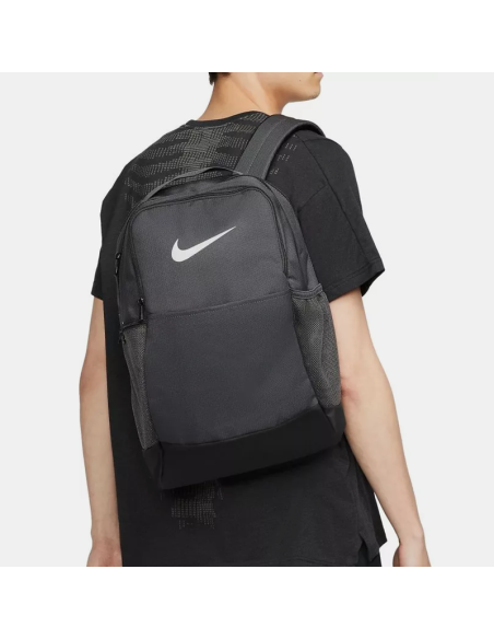 MOCHILA NIKE BRSLA M (24L) GRIS DH7709 068